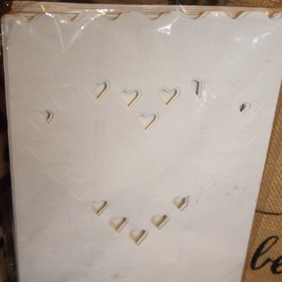 HP 6/21 DECOR, TABLE RUNNER, 2 CANDLES & BAG HEART - Picture 3 of 8